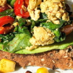 vezelrijk brood met scrambled tofu